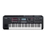 Černý digitální klavír s bílými a černými klávesami. Na horní hraně i na předním panelu je bílý nápis YAMAHA a modelové označení MOX6. Přístroj obsah…
