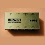Kovové šasi MIDI rozdělovače stříbrné barvy. Na přední straně je černý nápis KENTON a webová adresa www.kenton.co.uk, vpravo je označení modelu THRU-…
