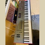 Šedý digitální klavír s černými a bílými klávesami. Na horní části je nápis KURZWEIL Forte SE a vlevo u displeje logo KURZWEIL. Nástroj obsahuje řadu…