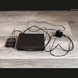 Černý bezdrátový systém složený z přijímače, vysílače a napájecího adaptéru. Na přijímači je nápis PERCEPTION wireless a SR-45, na vysílači nápisy PE…
