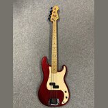 Třístrunná elektrická basová kytara s vínovým lakovaným tělem a krčkem z jasného dřeva. Na hlavě je viditelné logo Fender. Bílý pickguard obsahuje dv…