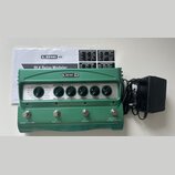 Zelený efekt pedál s nápisy LINE 6 a DL4 Delay Modeler PROGRAMMABLE DELAY & 14 SECOND LOOP SAMPLER. Zařízení má pět ovládacích knoflíků s popisky DEL…
