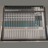 Stříbrný mixážní pult s nápisem Signature 22 MULTITRACK a logem Soundcraft v pravém horním rohu. Zařízení obsahuje numerous faders, potenciometry v b…
