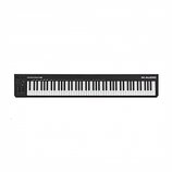 Černá MIDI klaviatura s bílými a černými klávesami. Na levé straně jsou umístěny ovládací prvky a nápis KEYSTATION 88 MK3. V pravém horním rohu je bí…