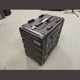 Černý transportní kufr z texturovaného materiálu s kovovými hranami a zapínáním. Na boku je nalepená malá nálepka s nápisem „bespeco“ a logem. Povrch…