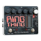 Efektový pedál s bílým rámem a černým povrchem. Na přední straně je velký červený nápis RING THING a pod ním text SINGLE SIDEBAND MODULATOR. V dolní…