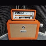 Kytarový zesilovač s oranžovým potahem, složený z hlavy a reproduktorové skříně. Na hlavě je nápis ORANGE a model ROCKERVERB 50 MK II, s řadou ovláda…