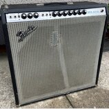 Kytarový kombozesilovač s černým krytím z vinylu a stříbrnou tkanou přední síťovkou. Na horním ovládacím panelu jsou nápisy NORMAL, VIBRATO a SUPER R…