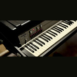 Elektronický klavír v černém plastovém pouzdře s bílými a černými klávesami. Na ovládacím panelu je nápis Wersi PIANOSTAR T 2000 a přepínač s označen…