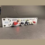Bílý rackový zvukový procesor s nápisem 5015 Portico Series Mic Pre / Compressor. Přední panel obsahuje několik ovládacích knoflíků v červené, černé…