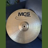 Kruhový mosazný činel s viditelným rýhováním povrchu. Na horní straně je černý nápis MCS a logo MEINL s doplňujícím textem 1953 AND MUSIC. Vlevo od l…