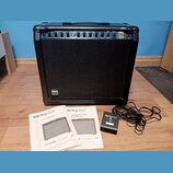 Černý kytarový kombozesilovač s látkovým předním krytem a ovládacím panelem v horní části. Na panelu jsou nápisy Stage Line, GA-1240R PRO GUITAR AMPL…