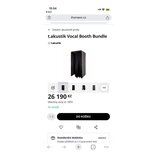 Snímek zachycuje černou akustickou vokalovou kabinu s textilními stěnami a závěsem. Nad produktem je uveden název t.akustik Vocal Booth Bundle a logo…