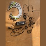 Na fotografii je černý napájecí adaptér s nápisem MULTI POWER SUPPLY, SEPARATE ISOLATED 8X DC10V / 100mA a značkou SMBCKALLIEFFECTS. K adaptéru patří…