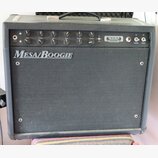 Černý kytarový kombozesilovač s látkovým předním krytem. Na krytu je bílý nápis Mesa/Boogie a v horním ovládacím panelu se nachází logo MESA. Panel o…
