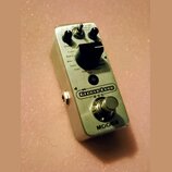 Stříbrný kytarový pedál s nápisem Groove Loop a značkou MOER. Na horní straně jsou dva černé otočné knoflíky, přepínač s nápisy Looper, Drum a L+D or…