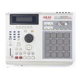 Světle šedý MIDI sampler MPC s 16 gumovými pady v mřížce 4x4. Na horní straně je nápis AKAI professional a model MPC2000XL MIDI PRODUCTION CENTER. Za…