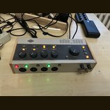 Stříbrno-černý rackový procesor v dřevěném rámu. Na horním panelu je logo UA a nápisy 76 COMPRESSOR u čtyř ovládacích knoflíků GAIN, vedle nich je oz…