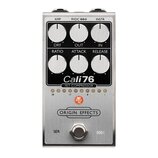 Kytarový efekt v kovovém šasi s nápisem Cali76 FET COMPRESSOR a logem ORIGIN EFFECTS. Zařízení má šest bílých otočných ovladačů s popisy DRY, OUT, IN…