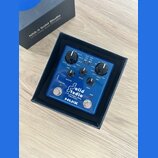 Modrý efekt pedál značky NUX s nápisem Solid Studio I.R. & Power Amp Simulator. Zařízení má tři ovládací knoflíky s popisky MASTER, DRIVE a PRES., př…