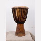 Djembe s dřevěným korpusem v přirozené hnědé barvě. Horní část je obvolta opletena černými provazy, které drží napnutou koženou membránu. Spodní část…