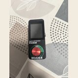 Černý kompaktní efekt s displejem a červeným ovládacím knoflíkem. Na přístroji jsou nápisy Speaker CAB Simulator, Radar a MOOER. Nad knoflíkem je vid…