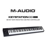 Černý MIDI kontrolér s 88 klávesami. Na horní liště je vpravo nápis M-AUDIO a vlevo KEYSTATION 88 MK3. Nad klávesami jsou umístěna ovládací tlačítka…