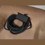 Černý vícekanálový kabel s rozdělovačím (snake) obsahujícím 24 konektorů XLR. Na černé kovové šasi je vidět nečitelné logo a nápis „snake“. Na plášti…