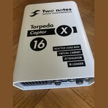 Bílý obdélníkový přístroj s nápisy Two notes AUDIO ENGINEERING, Torpedo Captor X a číslem 16 v černém kruhu. Na boku jsou uvedeny funkce REACTIVE LOA…