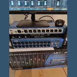 Modrý digitální mixážní pult s nápisy Soundcraft Ui24R a logy lexicon, dbx a DigiTech. Zařízení má řadu vstupních a výstupních konektorů XLR a jack,…