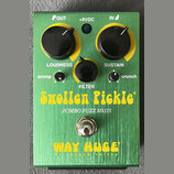 Zelený kytarový efekt s nápisy Swollen Pickle a JUMBO FUZZ MkIIS. Dole je žluté logo WAY HUGE BY GEORGE TRIPPS. Na horní straně jsou tři černé otočné…