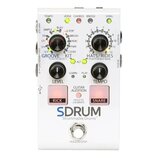 Bílý efekt pedál s nápisem SDRUM Strummable Drums™. Zařízení obsahuje dva hlavní ovládací knoflíky s popisky GROOVE KIT a HATS/RIDES, dva menší knofl…