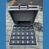 V hliníkovém přepravním kufru s černé pěnovou výplní je umístěn černý kytarový procesor Line 6 M13 STOMPBOX MODELER. Zařízení má v horní části dva di…