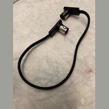 Černý kabel s dvěma konektory typu XLR. Oba konektory mají kovové hroty a černé plastové kryty. Na kabelu ani konektorech nejsou viditelné žádné znač…