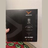 Černá krabice s oranžovým logem a nápisem beyerdynamic. Na balení je fotografie černých sluchátek s nápisy DT 770 PRO a 80 OHM. Dole je uveden model…