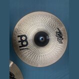 Kruhové činely z kovu s výrazným kladivováním povrchu. Na levé straně je černé logo B a pod ním nápis MEINL, na pravé straně je černý nápis Byzance.…