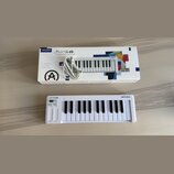 Bílá klávesová MIDI kontrola Arturia MicroLab s 25 klávesami. Na přístroji jsou viditelné nápisy MICROLAB a ARTURIA, vlevo se nachází ovládací tlačít…