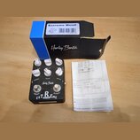 Na fotografii je kytarový efekt pedál značky Harley Benton s nápisem EXTREME METAL. Pedál je v černém provedení s bílými popisky BOOST, LEVEL a DRIVE…