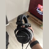 Černé uzavřené sluchátka s polstrovaným náhrobkem a ušními mušlami. Na vnější straně mušle je nápis DT 770 PRO 80 OHM. Sluchátka jsou v dobrém stavu,…