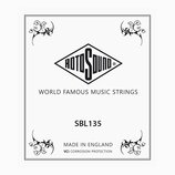 Černobílá fotografie obalu od strun s logem ROTOSOUND v kosočtverci. Pod ním je text WORLD FAMOUS MUSIC STRINGS a označení modelu SBL135. Ve spodní č…