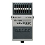 Stříbrný efekt pedál s černým ovládacím panelem a šedým gumovým spínacími tlačítkem. Na pedálu je nápis Bass Equalizer GEB-7 a logo BOSS. Horní panel…