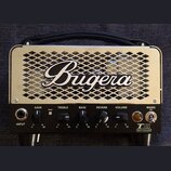 Kytarový zesilovač značky Bugera, model T5 INFINIUM. Má stříbrnou mřížku s velkým nápisem Bugera a černý ovládací panel. Na panelu jsou popisy ovlada…