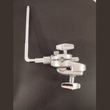 Kovový stahovací svorkovací mechanismus stříbrné barvy s přiloženým imbusovým klíčem. Předmět je vybaven dvěma utahovacími knoflíky a vrubovaným povr…