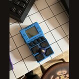 Modrý kytarový efekt pedál s displejem a ovládacími tlačítky. Na horní části je bílé logo ZOOM a pod displejem nápis MULTISTOMP MS-70CDR+. Na ovládac…