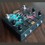 Černý efekt pedál s barevným grafickým motivem v modrých a růžových odstínech. Na horní ploše je nápis GURRDORN OF THE DARKN a logo KYMA MACHINES. Za…