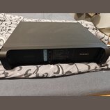 Černý výkonový zesilovač v kovovém šasi s ochrannými úhly. Na předním panelu je nápis FP-SERIES a označení modelu FP10000Q. Jsou zde vidět ovládací p…