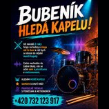 Grafický inzerát s nápisem BUBENÍK HLEDÁ KAPELU! a telefonním číslem +420 732 123 917. Na obrázku je černá bubnová souprava s kovovými obručemi a zla…