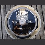 Kruhové reproduktory s černým krytem a stříbrným rámem. Na krytu jsou bílý nápis CELESTION LOUDSPEAKERS, zlatý nápis Vintage 30 a dvakrát bílý nápis…