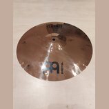 Kruhový mosazný činel s Injuries povrchem. V horní části je nápis CLASSICS CUSTOM a ve spodní části logo MEINL s doprovodným grafickým symbolem. Povr…