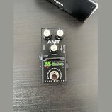 Černý efekt pedál s třemi bílými ovládacími knoflíky. Na horní části je bílé logo AMT a popisky VOICE, TONE a DC9-12V. Spodní část obsahuje zelený ná…